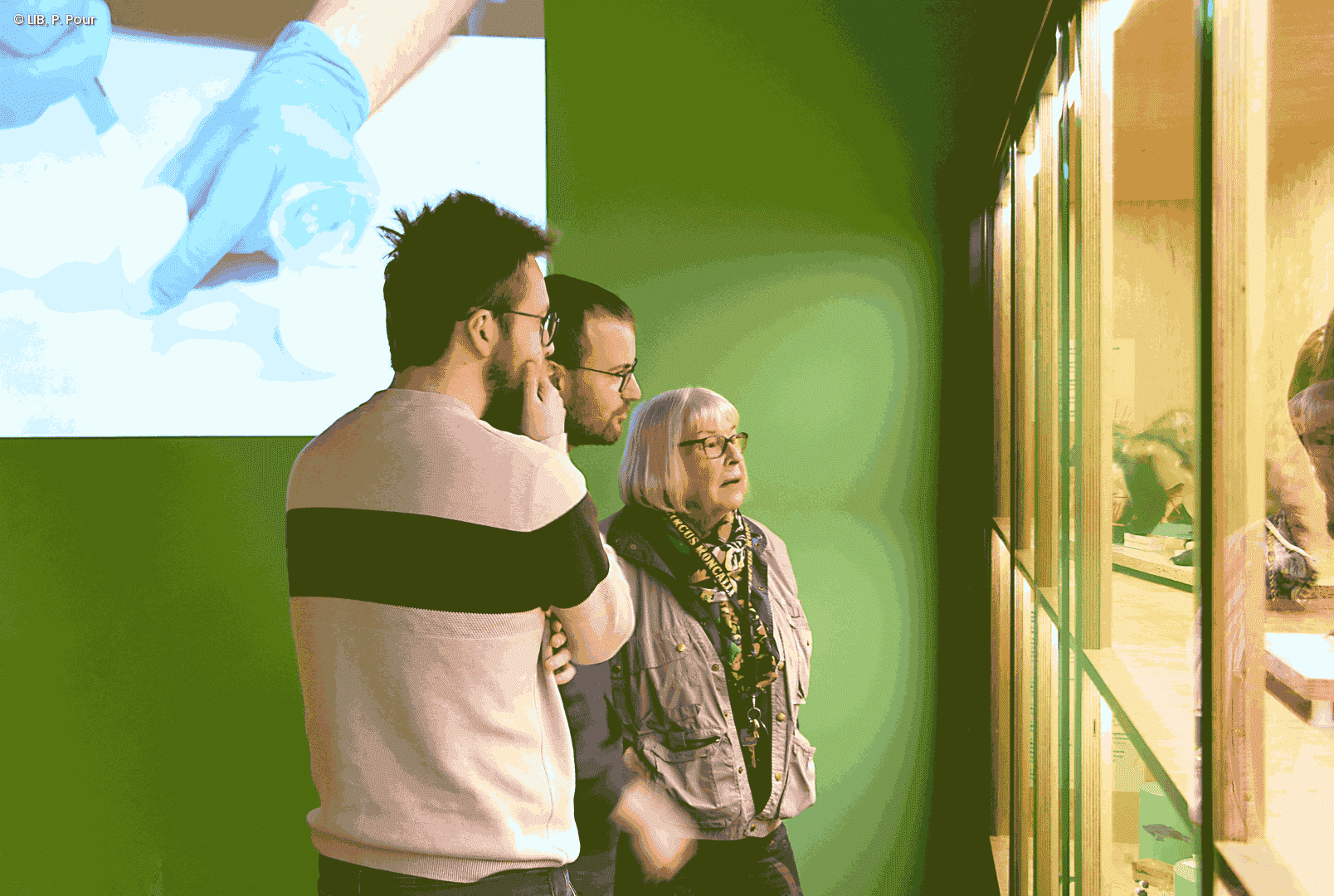 Interessierte Blicke in die Vitrine in der Sonderausstellung "Menschen machen Museum"