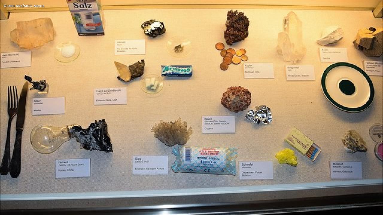 Museumsvitrine, Minerale im Alltag