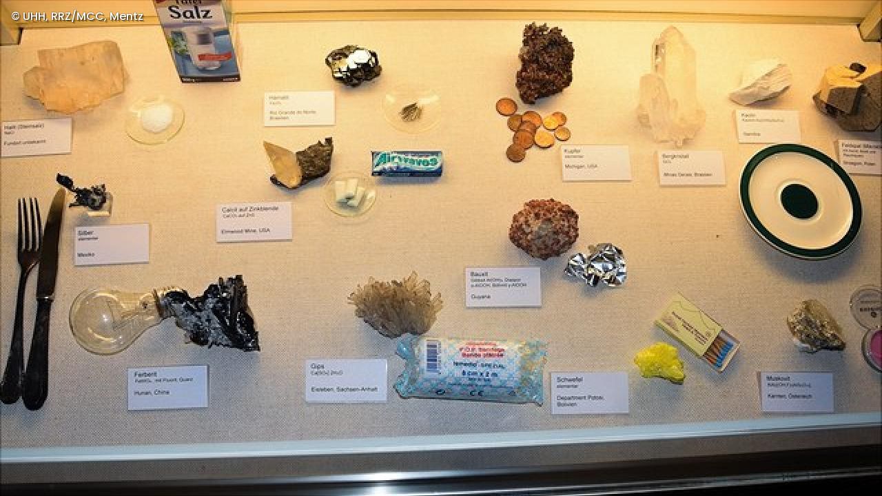 Museumsvitrine, Minerale im Alltag