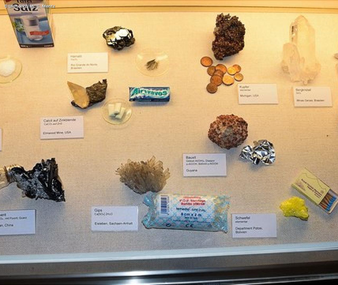 Museumsvitrine, Minerale im Alltag