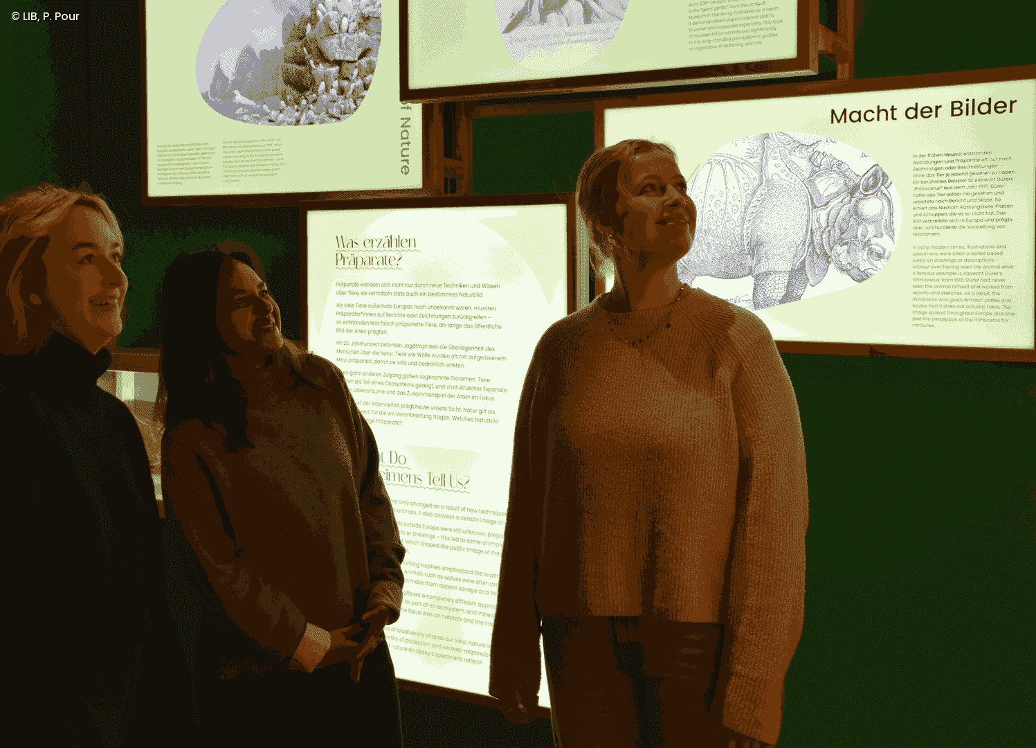 Die begeisterten Besuchenden in der Sonderausstellung "Menschen machen Museum"